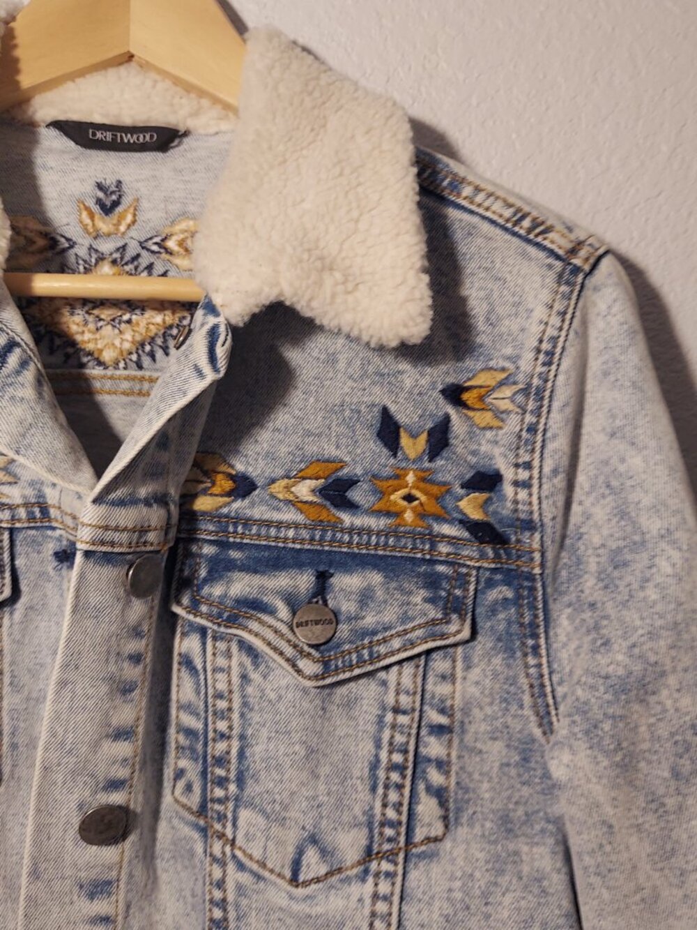 Driftwood Embroidered Denim Jacket Sherpa Collar Western Aztec Acid Wash Trucker - Picture 9 of 13